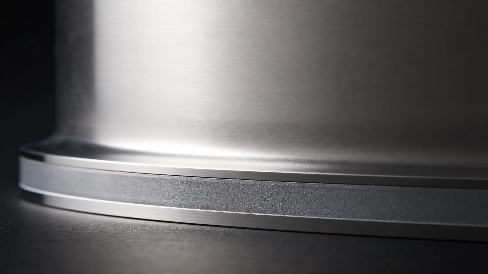 Detaliu tehnic al fundului stratificat al unei oale din inox